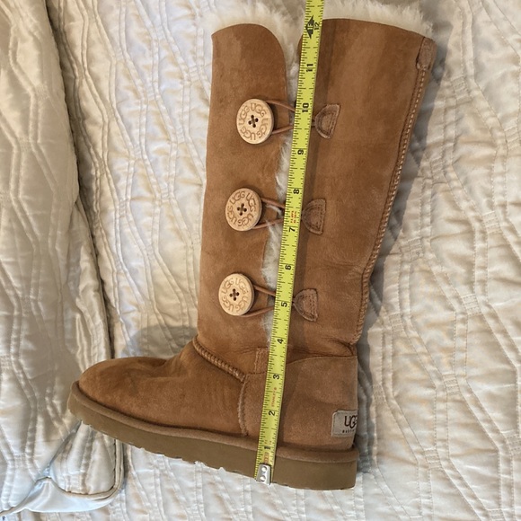 UGGs- three button Bailey chestnut color - Picture 11 of 12